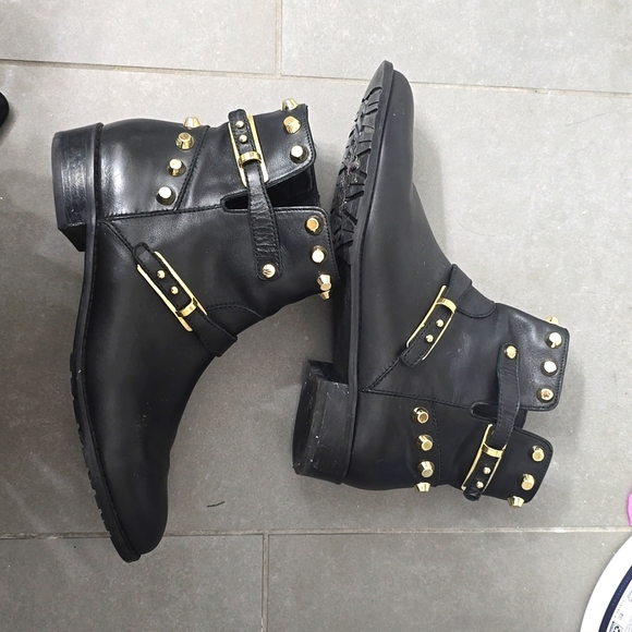 LIKE NEW Stuart Weitzman GoWest Studded Leather Ankle Boot, Black Gold- Size 7.5 - Picture 2 of 2